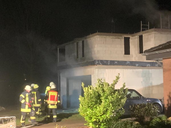 Mehr über den Artikel erfahren Gebäudebrand – Unklare Rauchentwicklung