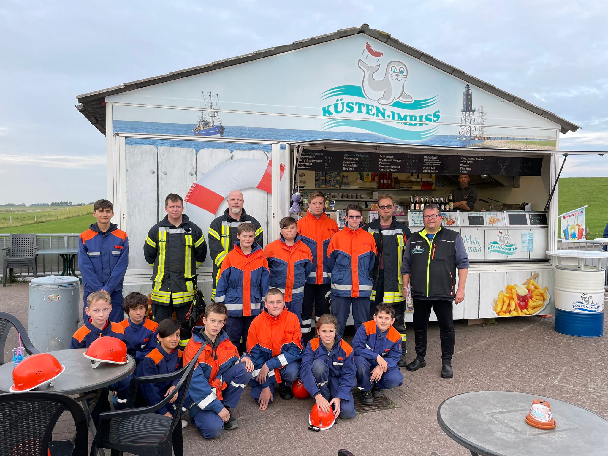 Mehr über den Artikel erfahren 23.09.2022 – Jugendfeuerwehr vom Küsten-Imbiss eingeladen