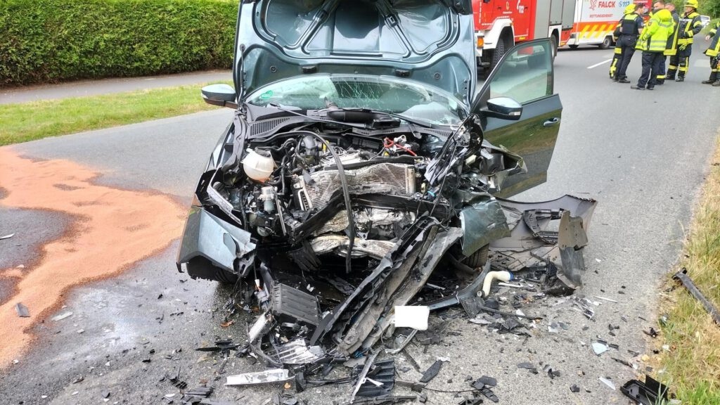 schwer beschädigtes Fahrzeug.
Foto: Polizei